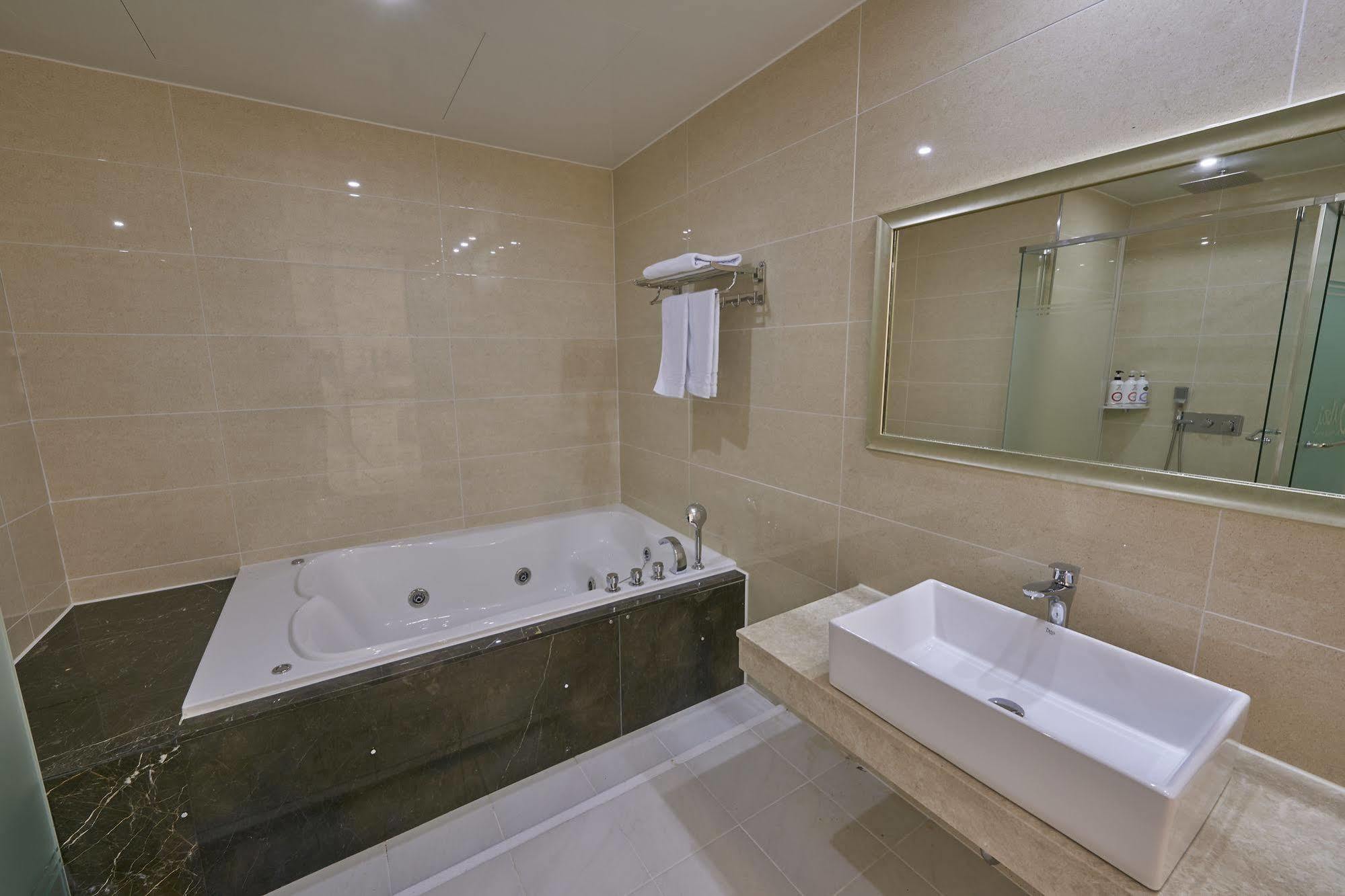 Dubai Hotel Gwangju Metropolitan City Exterior photo