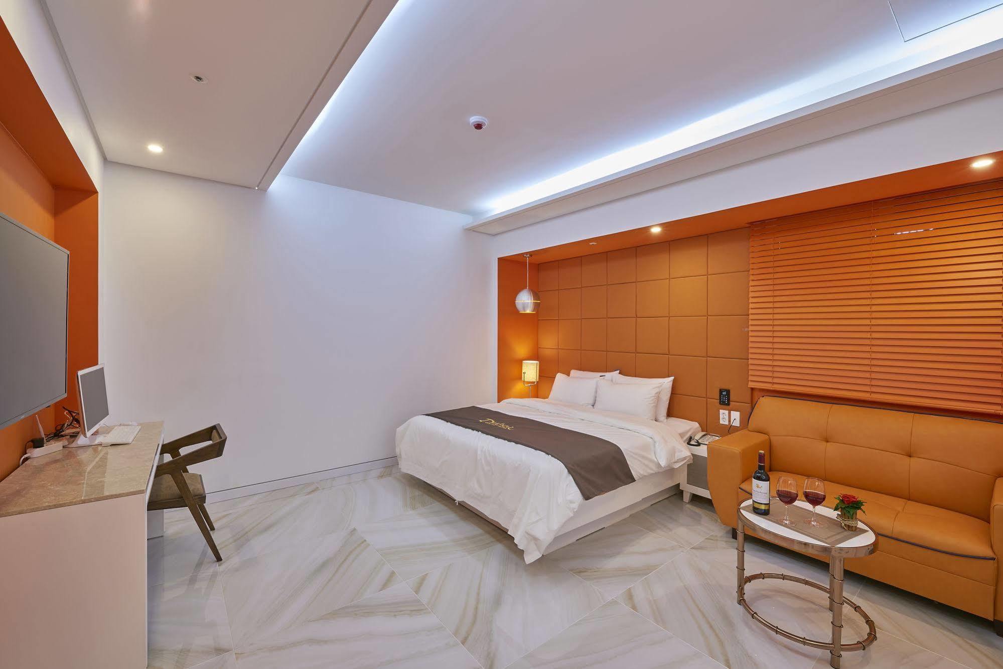 Dubai Hotel Gwangju Metropolitan City Exterior photo
