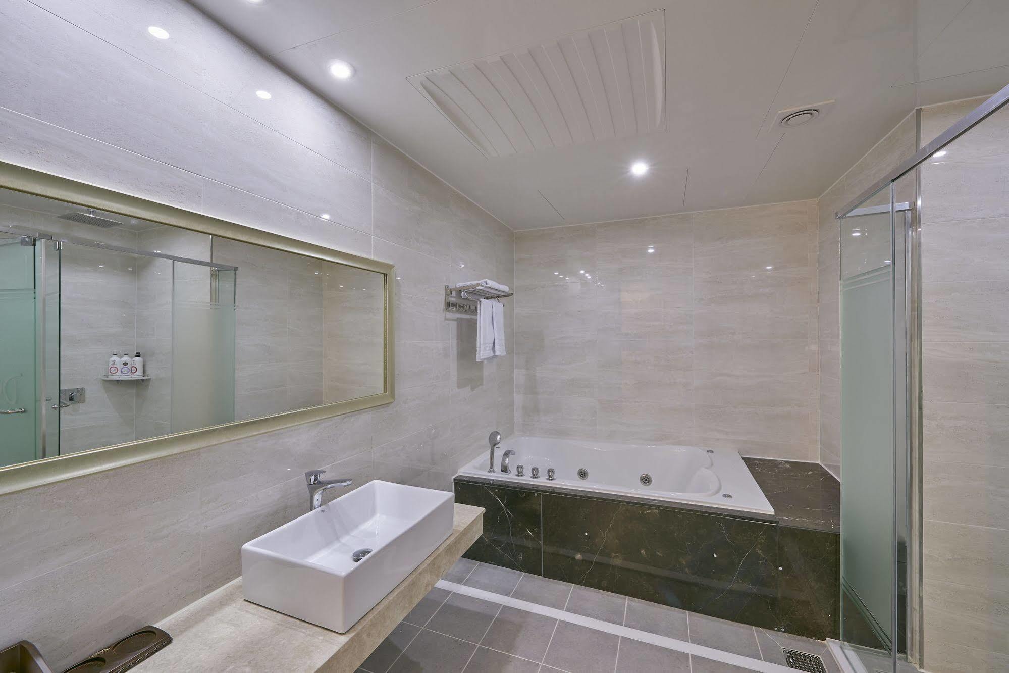 Dubai Hotel Gwangju Metropolitan City Exterior photo
